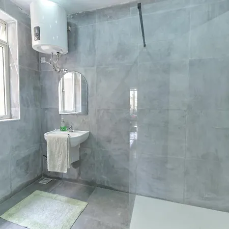 New 1 Bedroom Centre With Terrace And Views Lejlighed