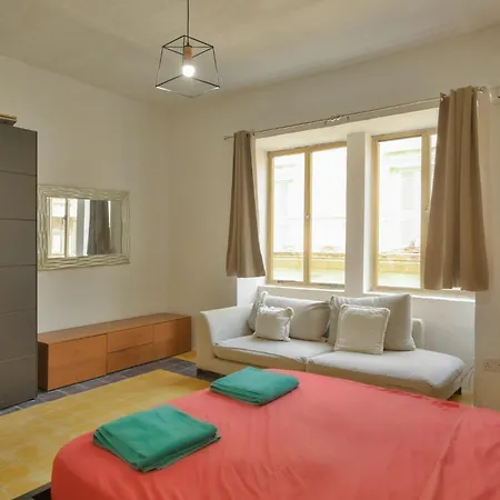 New 1 Bedroom Centre With Terrace And Views Lejlighed
